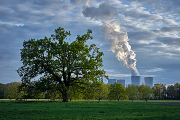 El humo que emite de la chimenea en el campo contra el cielo